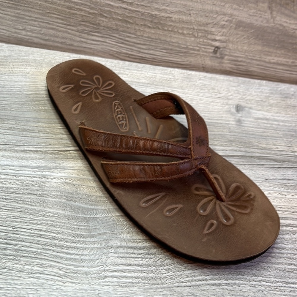 Keen brown leather floral etched flip flops size 7 - Picture 10 of 10